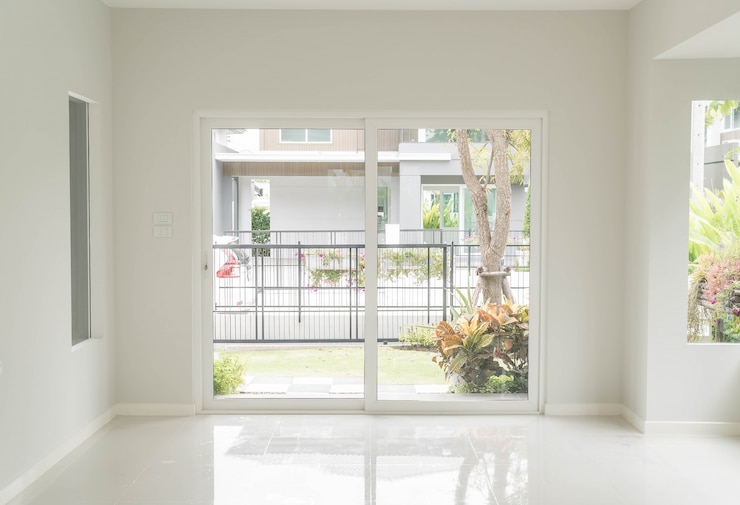 Gratis Foto lege deur in de woonkamer interieur achtergrond