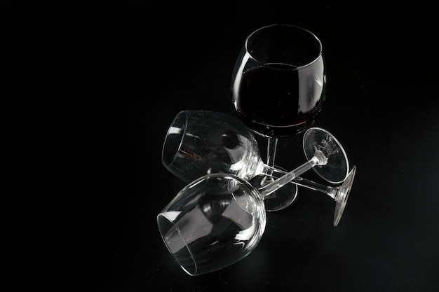Lege glazen dichtbij wijn