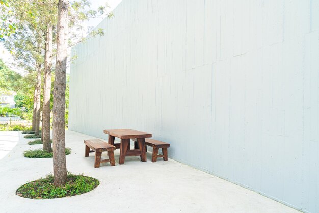 Lege houten terrastafel en stoel set met witte muur