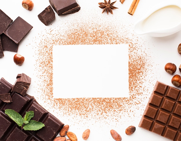 Lege kaart omringd door chocolade