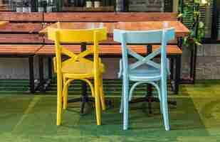 Gratis foto lege kleurrijke houten stoel