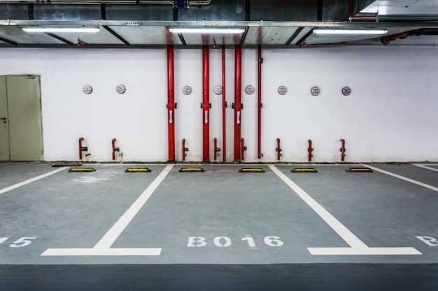 Lege ondergrondse parkeergarage