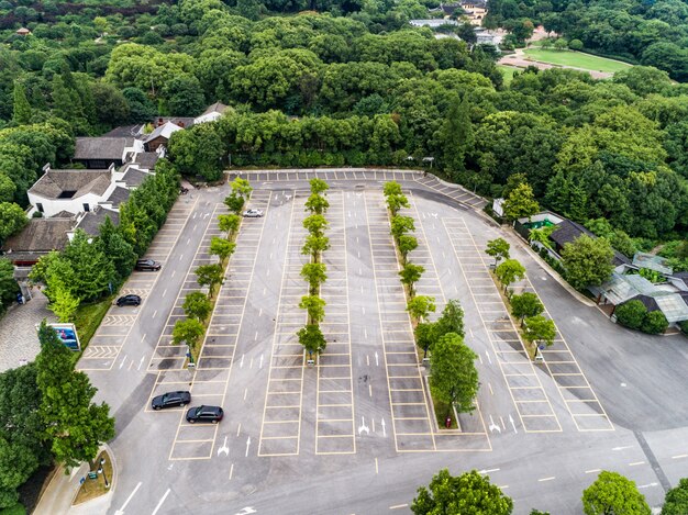 Lege parkeerplaatsen, luchtfoto.