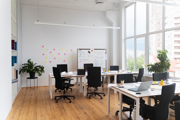 Lege ruimte met stoelen en bureaus