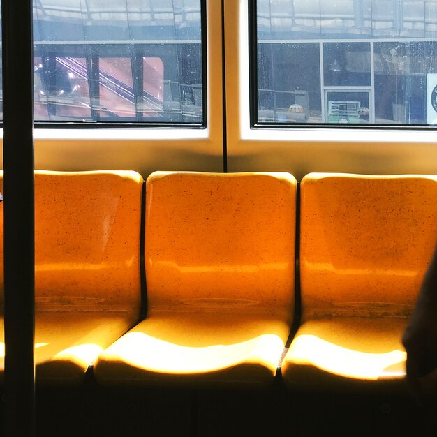 Gratis foto lege stoelen op een trein