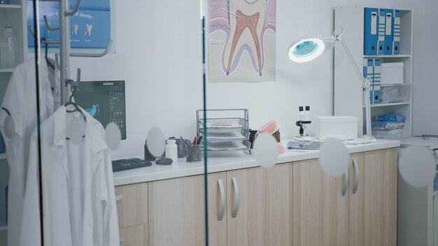 Lege stomatologie orthodontische ziekenhuiskast met niemand erin uitgerust met moderne meubeltee...