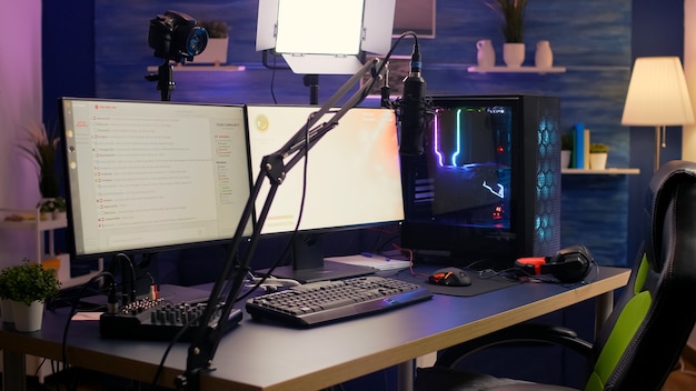 Lege streaming thuisstudio uitgerust met professionele streamingapparatuur