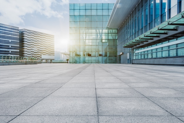 Lege tegelvloer met modern gebouw op de achtergrond