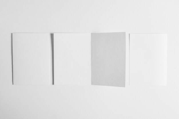Lege vellen papier geïsoleerd op een witte achtergrond