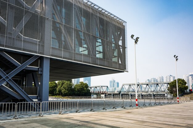 Lege vloer voorkant van het moderne gebouw