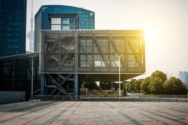 Lege vloer voorkant van het moderne gebouw