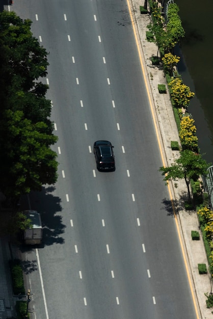 Lege weg en verkeer met auto luchtfoto