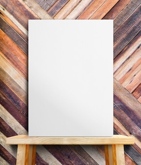 Lege witboekaffiche op houten lijst bij diagonale houten tropische muur