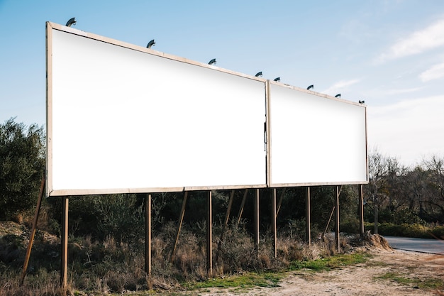 Gratis foto lege witte billboards op weg langs de voorsteden