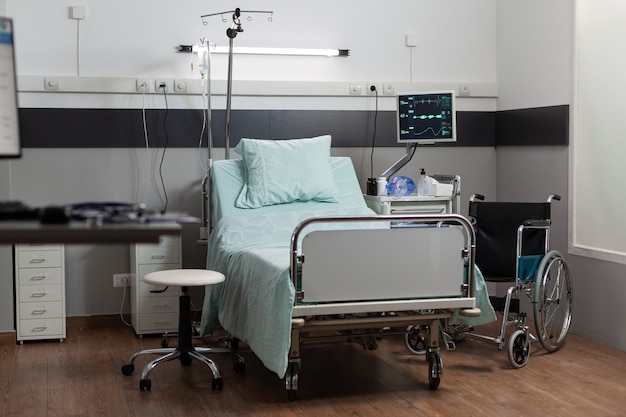 Lege ziekenhuiskamer met niemand erin met een eenpersoonsbed