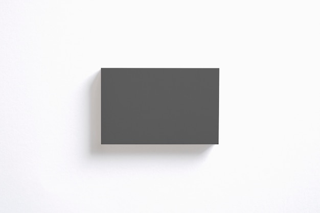 Lege zwarte adreskaartjesstapel die op wit wordt geïsoleerd. Duidelijk sjabloon om uw presentatie te presenteren.