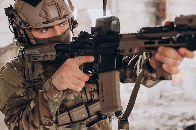 Gratis foto legersoldaten vechten met geweren en verdedigen hun land