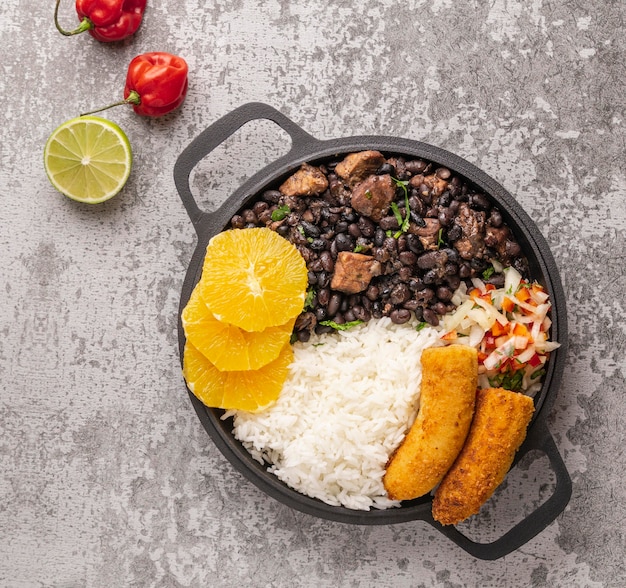 Lekker braziliaans gerecht met oranje bovenaanzicht