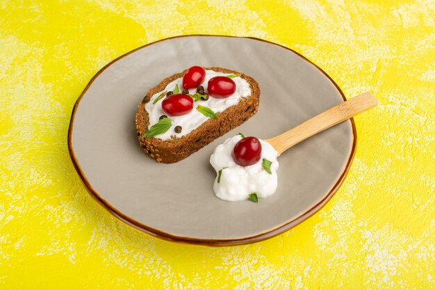 lekker brood toast met zure room en kornoelje binnen groene plaat op geel