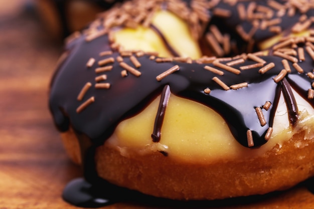 Lekker donuts op een houten bord