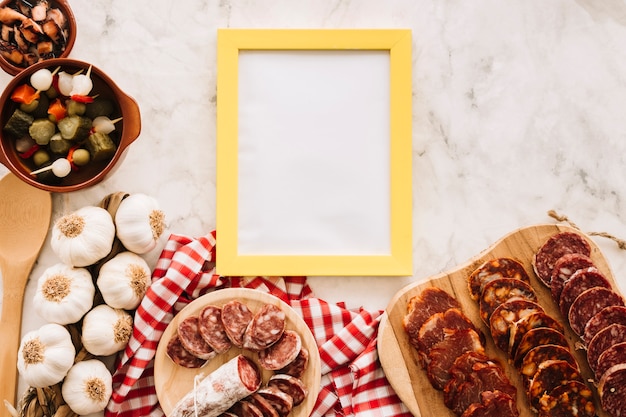 Gratis foto lekker eten in de buurt van frame op marmeren tafel