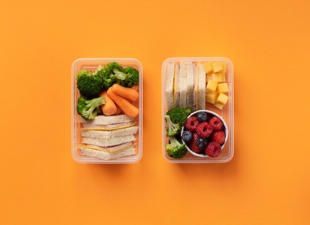 Lekker eten lunchboxen arrangement bovenaanzicht
