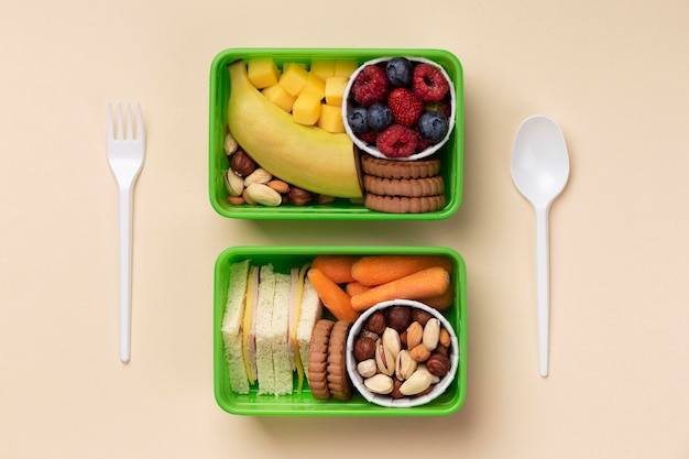 Lekker eten lunchboxen arrangement plat gelegd