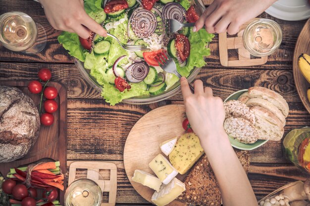 Lekker eten met vrienden. Bovenaanzicht van groep mensen samen eten