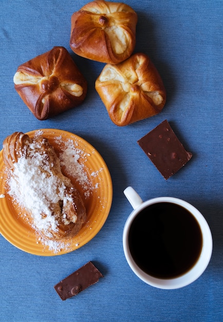 Lekker gebak en koffie ontbijt bovenaanzicht