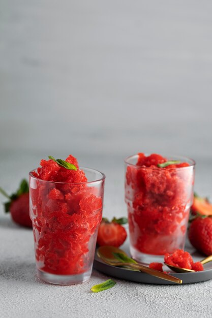 Gratis foto lekker granita dessert met aardbeien