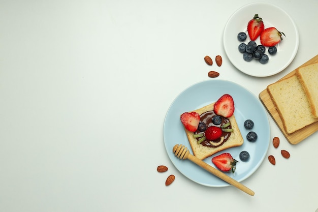 Lekker ontbijt of lunch voor kid toast eten dat het kind mee kan nemen