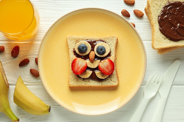 Lekker ontbijt of lunch voor kid toast eten dat het kind mee kan nemen