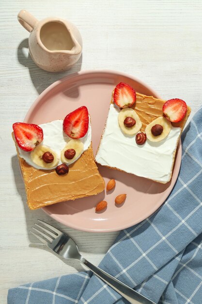Lekker ontbijt of lunch voor kid toast eten dat het kind mee kan nemen