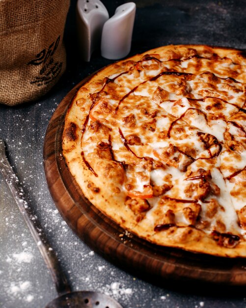 Lekker pizza met kaas op het grijze oppervlak.