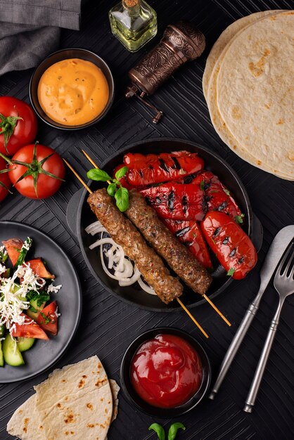 Lekker Servisch eten arrangement boven uitzicht