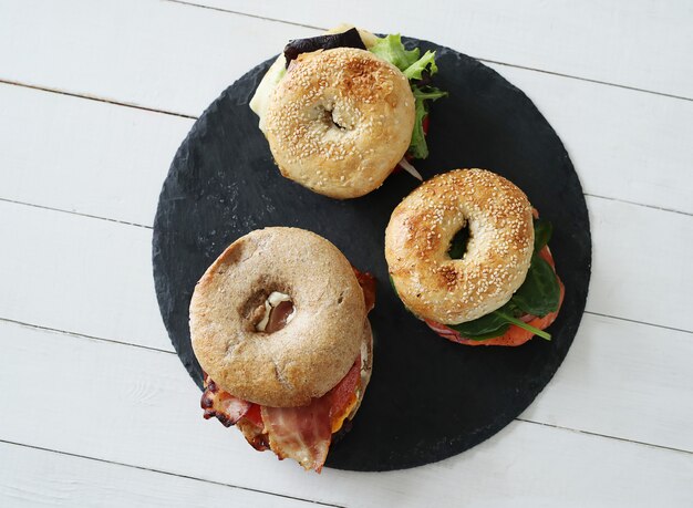 Gratis foto lekkere bagelsandwich met spek