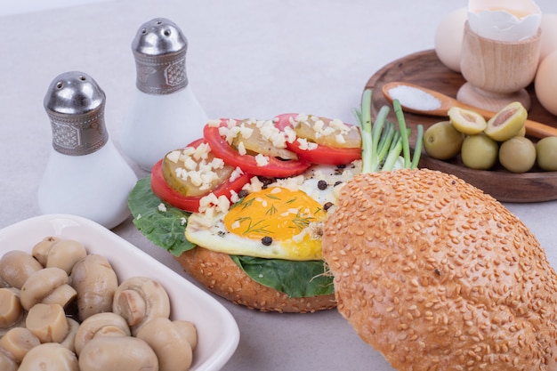 Lekkere burger met champignons en eieren.