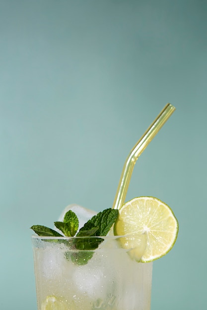 Lekkere caipirinha cocktail met munt