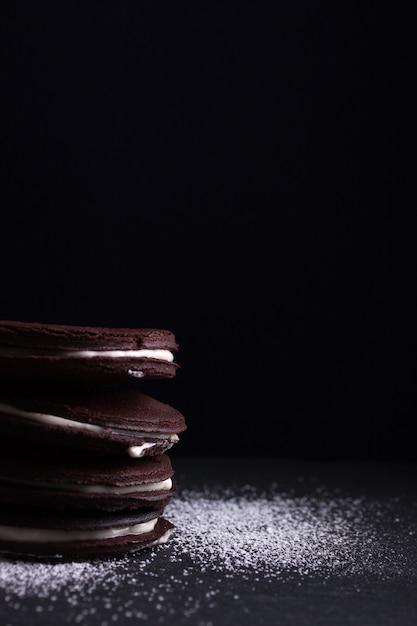 Lekkere chocolade koekjes met zwarte achtergrond