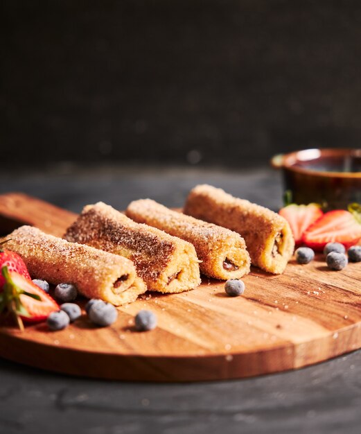 Lekkere chocoladebroodjes op houten bord