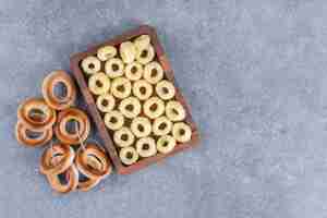 Gratis foto lekkere cirkelcrackers op houten bord