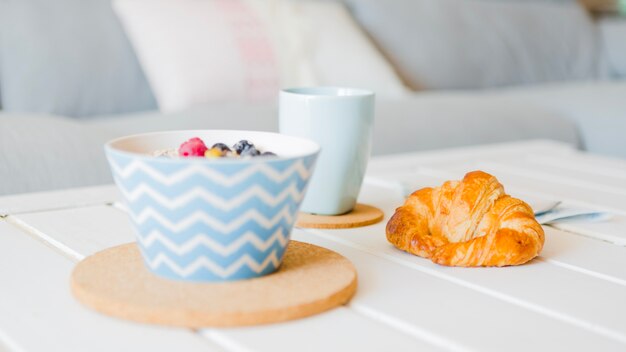 Lekkere croissant en muesli voor ochtendmaaltijd