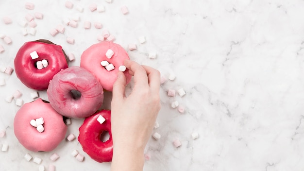 Gratis foto lekkere donuts met marsmallows