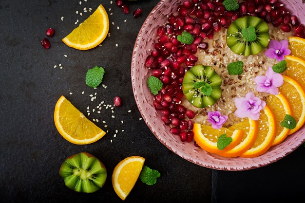 Lekkere en gezonde havermoutpap met fruit, bessen en lijnzaad. Gezond ontbijt. Fitness eten. Goede voeding.