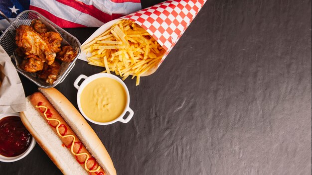 Lekkere fastfoodsamenstelling met de ruimte rechts