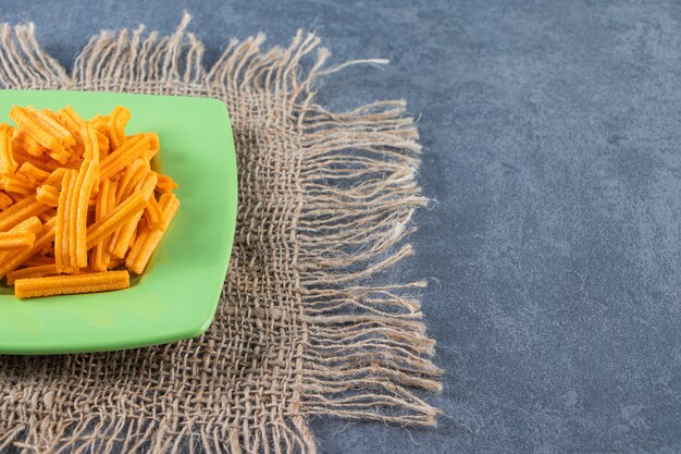 Lekkere frietjes op een bord op textuur, op de marmeren achtergrond.