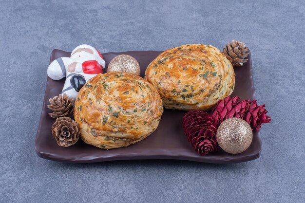 Lekkere gebakjes met kerstspeelgoed en dennenappels