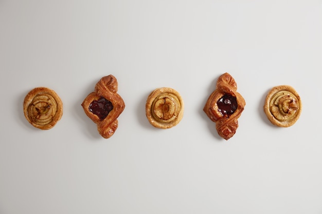 Lekkere gebakjes of koekjes gevuld met jam, vers gebakken zoetwaren. Bakken van binnenlandse broodjes. Gebak voor thee bij het ontbijt. Calorierijke producten, gastronomie, bakkerij en zoet verleidingsconcept