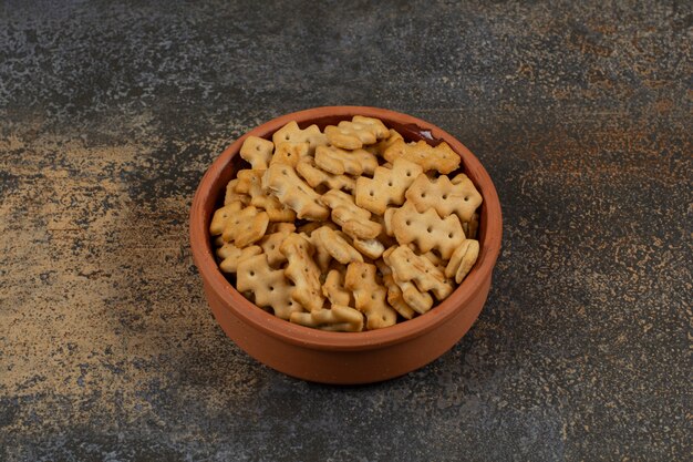 Lekkere gebakken crackers in keramische kom.