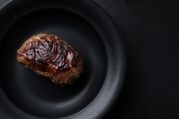 Gratis foto lekkere gegrilde steak geserveerd op donkere close-up